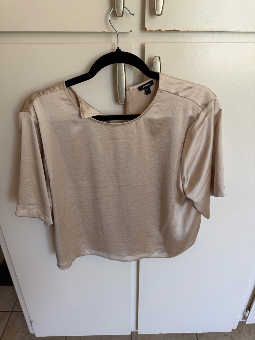 Express Satin-Look Cropped Tee in Beige